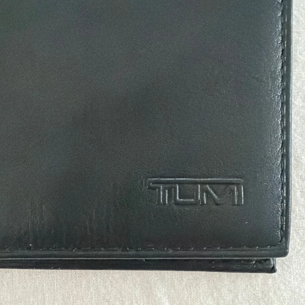 Tumi Black Leather Bifold Card Case ID Wallet with Removable Insert Logo Slim